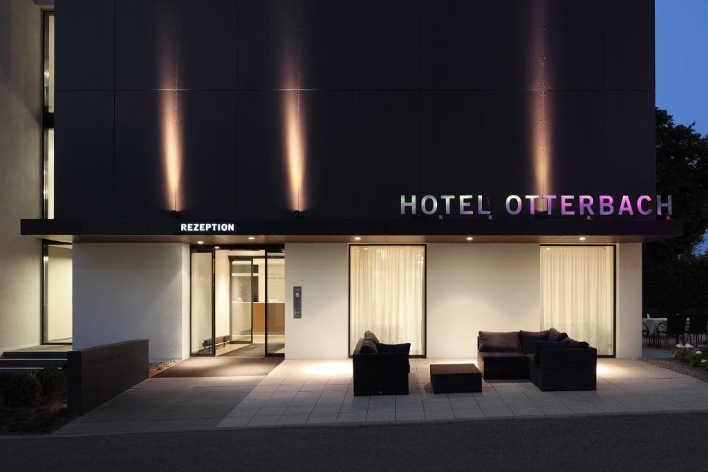 Hotel Otterbach في بيتنهيم بيسنغين: فندق فيه كنب امام مبنى