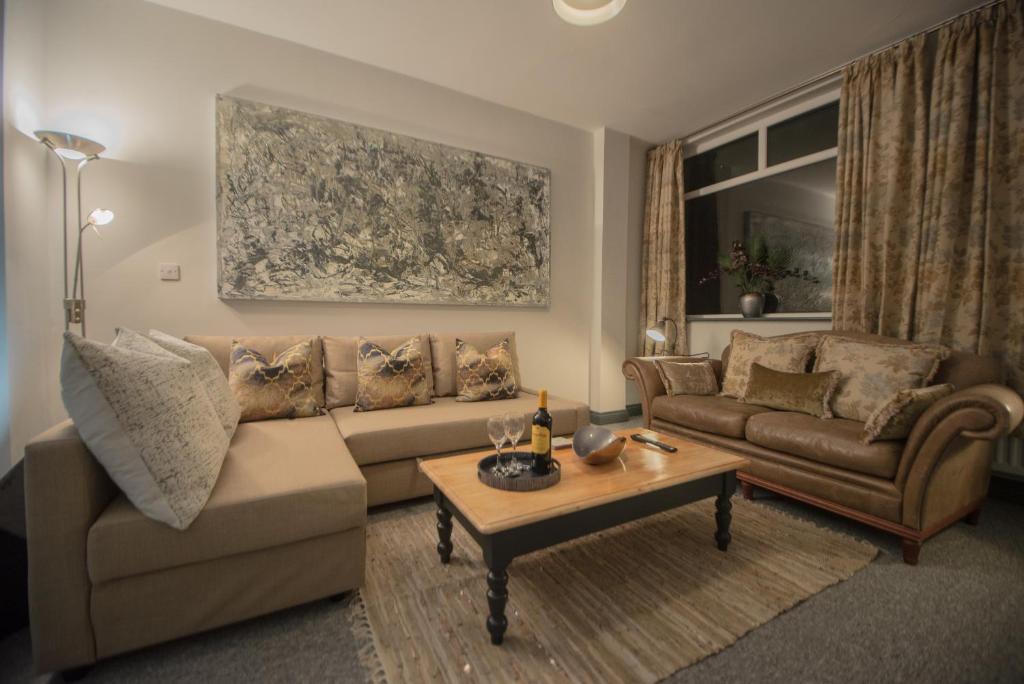 sala de estar con sofá y mesa en Barnston House - Heswall - spacious homely holiday home by Rework Accommodation en Heswall