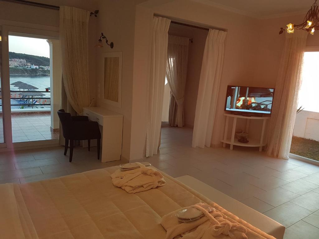 Paralia Luxury Suites - 2