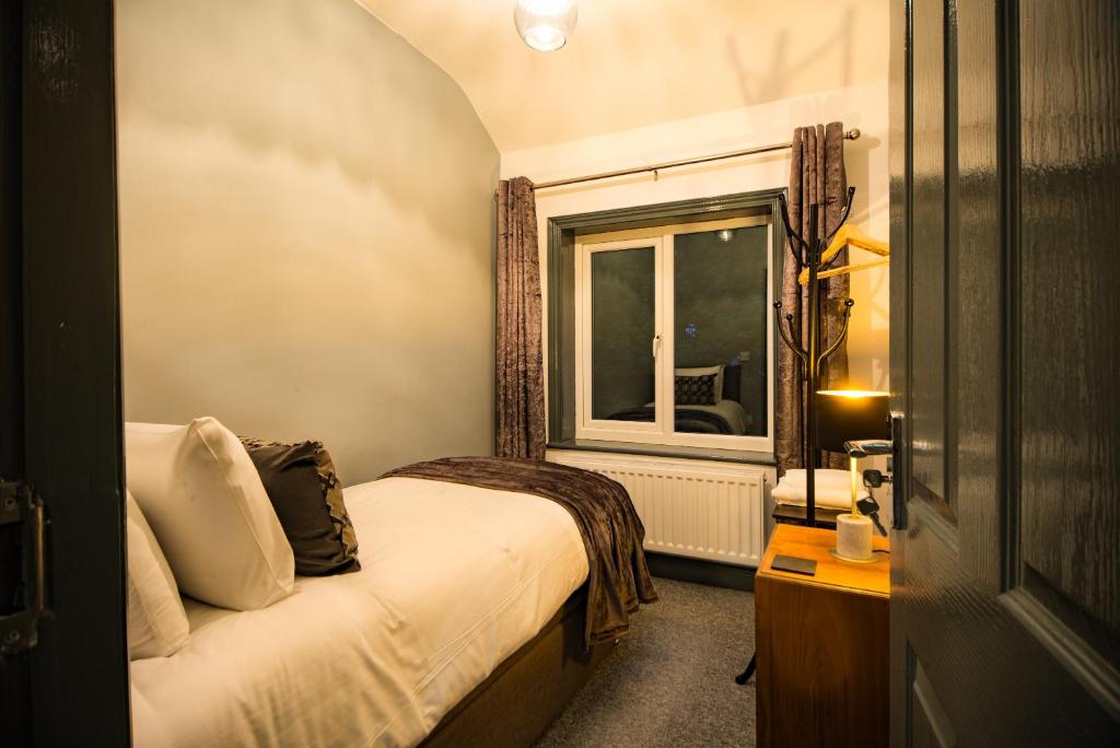 Кровать или кровати в номере Barnston House - Heswall - spacious homely holiday home by Rework Accommodation
