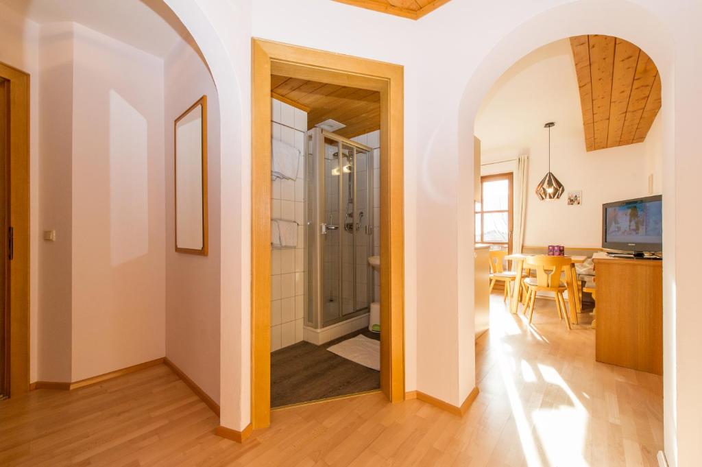 Televízia a/alebo spoločenská miestnosť v ubytovaní Haus Fercher