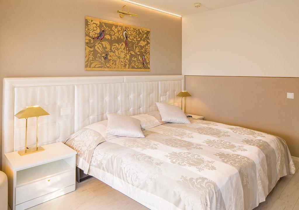 Uma cama ou camas num quarto em Hotel Ascona