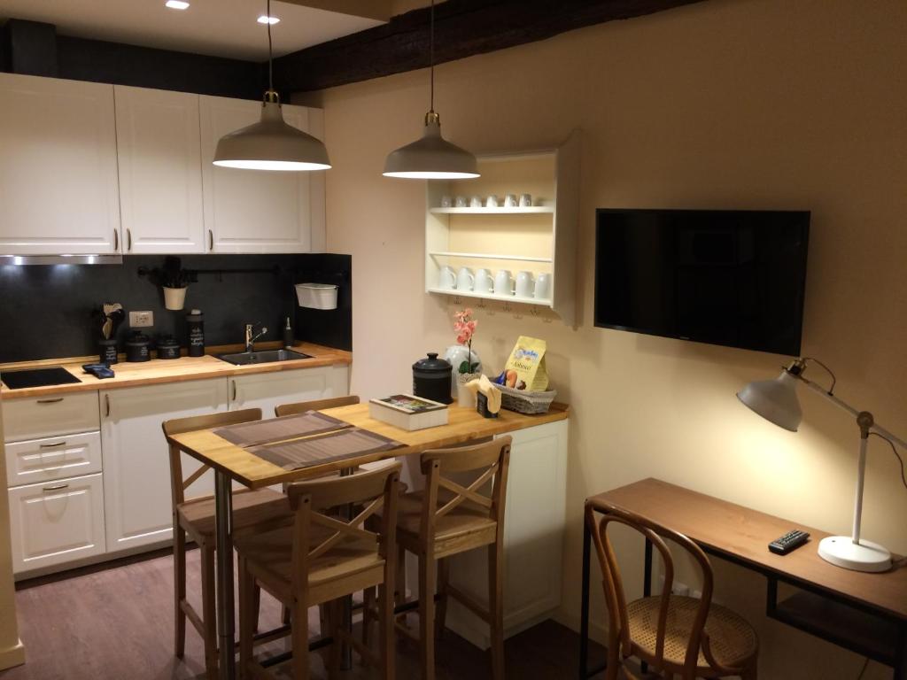 a kitchen with a table and chairs and a kitchen with a tv at Trans Tiberim in Rome