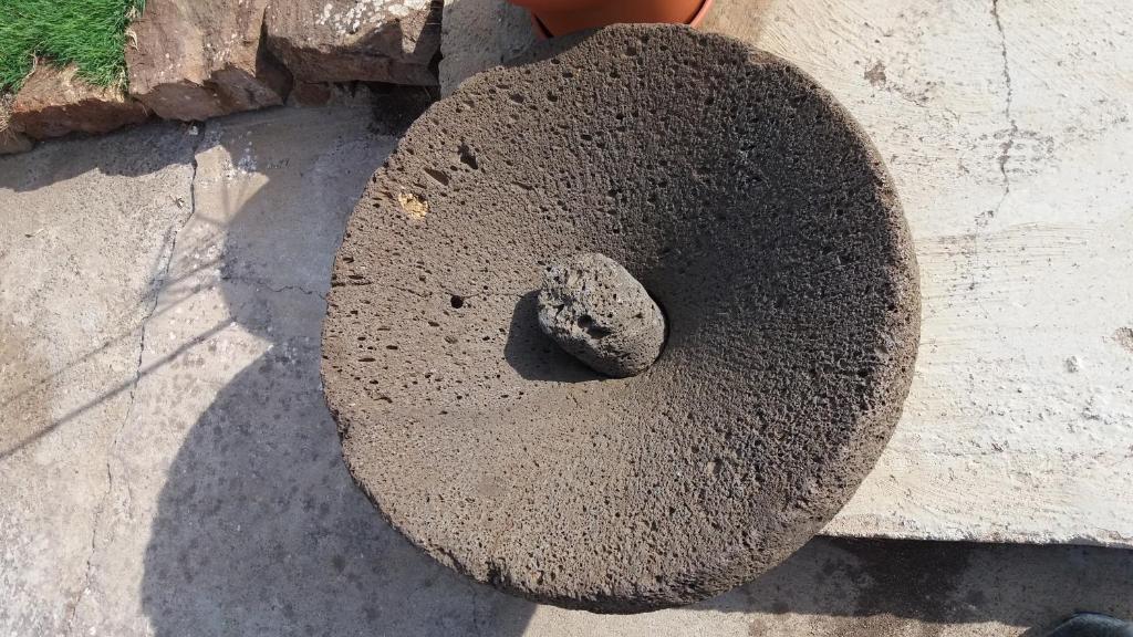 una roccia seduta sul fianco di un muro di AGRITURISMO SA è PADEDDA a Mores