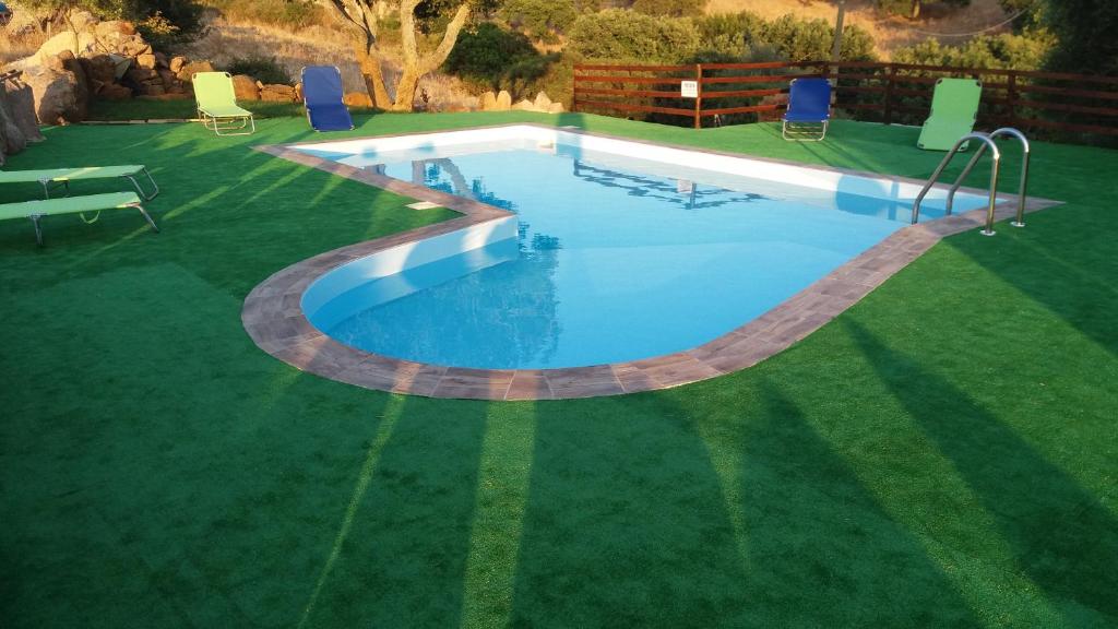 Bazén v ubytování AGRITURISMO SA è PADEDDA nebo v jeho okolí