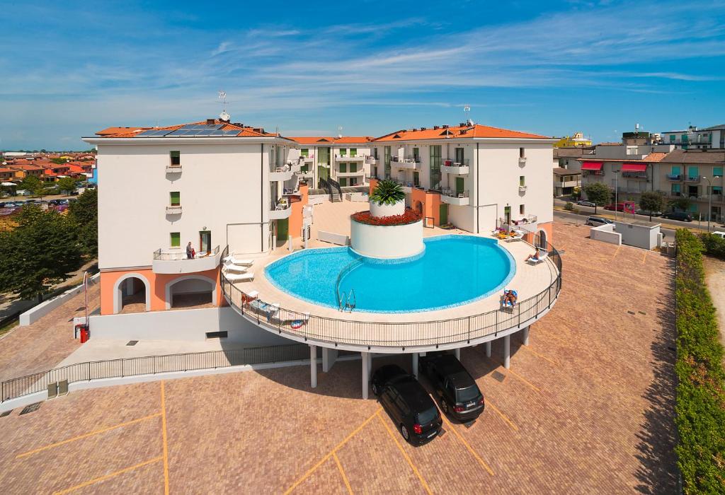 Výhled na bazén z ubytování Residence Galleria Gran Madò nebo okolí