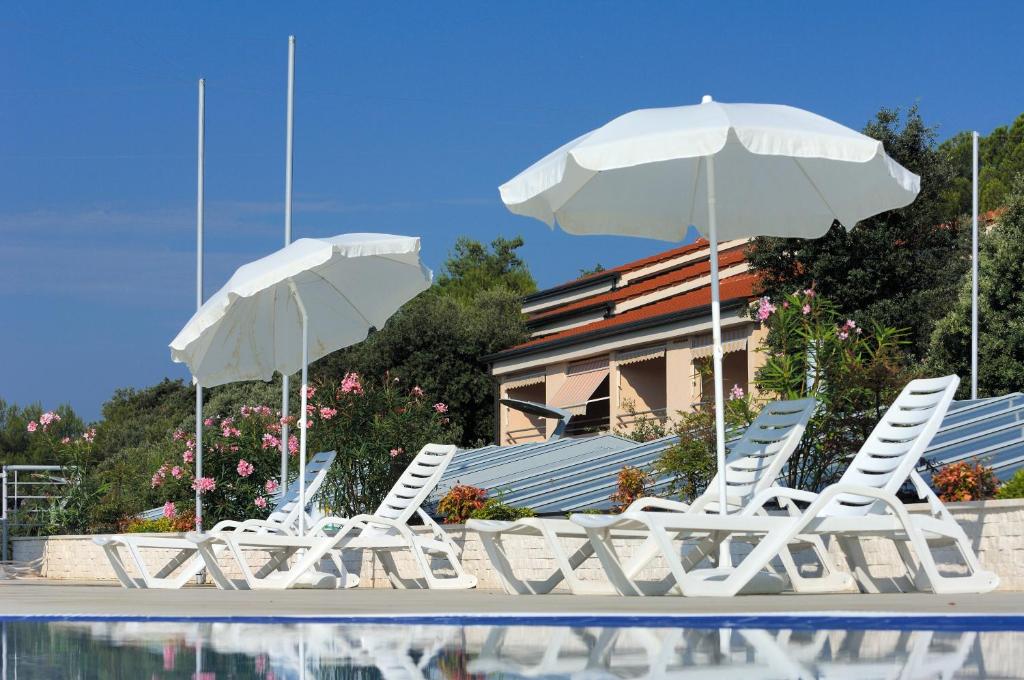 Der Swimmingpool an oder in der Nähe von Maistra Select Petalon Resort