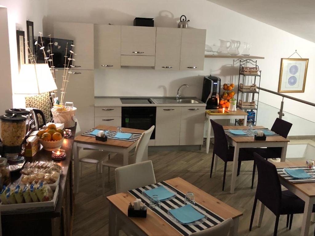 カゼルタにあるResidenza Murat BBのキッチン、リビングルーム(テーブル、椅子付)