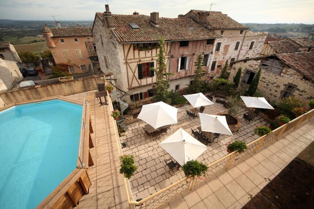 Bazén v ubytování Hotel des Consuls nebo v jeho okolí