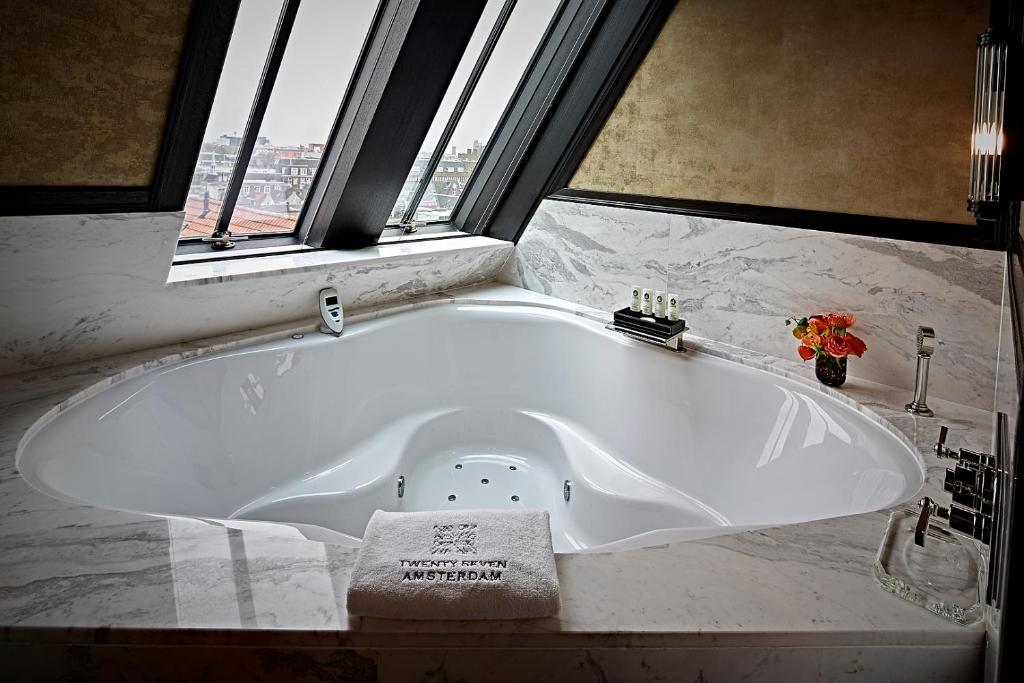 Ein Badezimmer in der Unterkunft Hotel TwentySeven - Small Luxury Hotels of the World