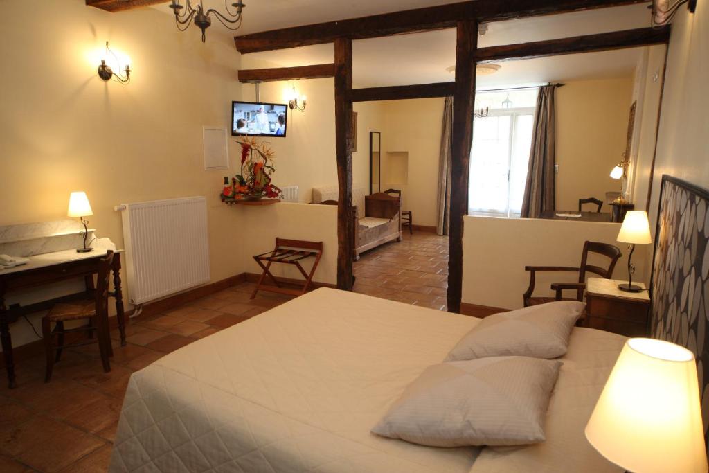 Postel nebo postele na pokoji v ubytování Hotel des Consuls
