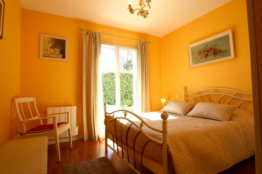 - une chambre avec un lit, une fenêtre et une chaise dans l'établissement Le Clos des Bouviers, à Lanton