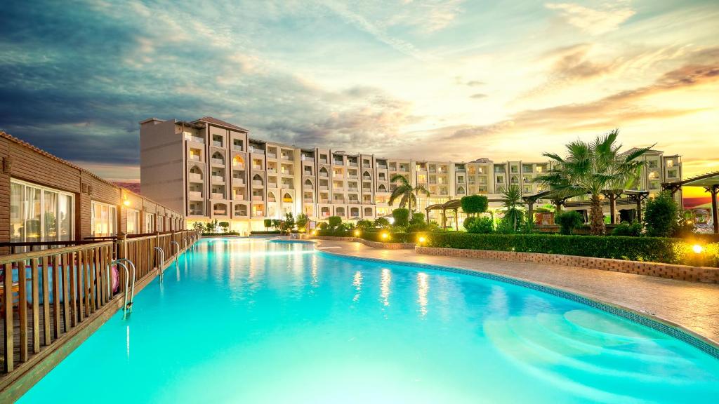 una gran piscina frente a un hotel en Hawaii Caesar Palace Aqua Park - Families and Couples Only, en Hurghada