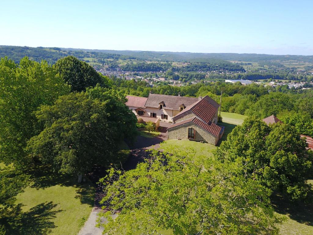 uma vista aérea de uma casa numa colina com árvores em Domaine de Lascaux em Montignac