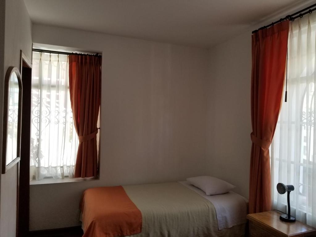 Postel nebo postele na pokoji v ubytování Heritage Inn
