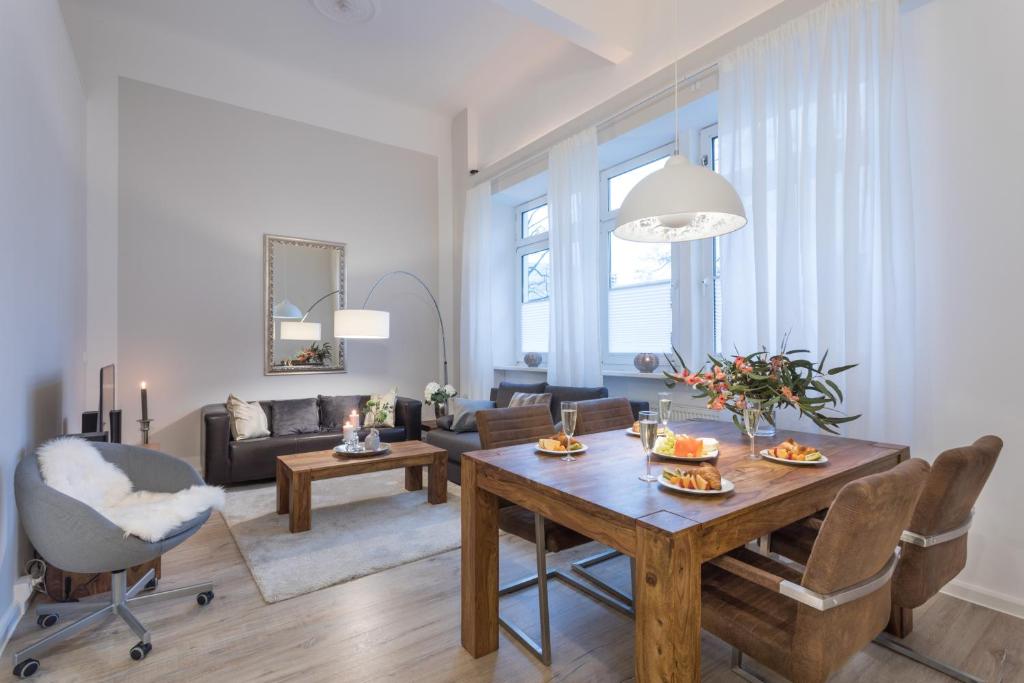 uma sala de estar com uma mesa e um sofá em GreatStay - Goethestr. 63 em Berlim
