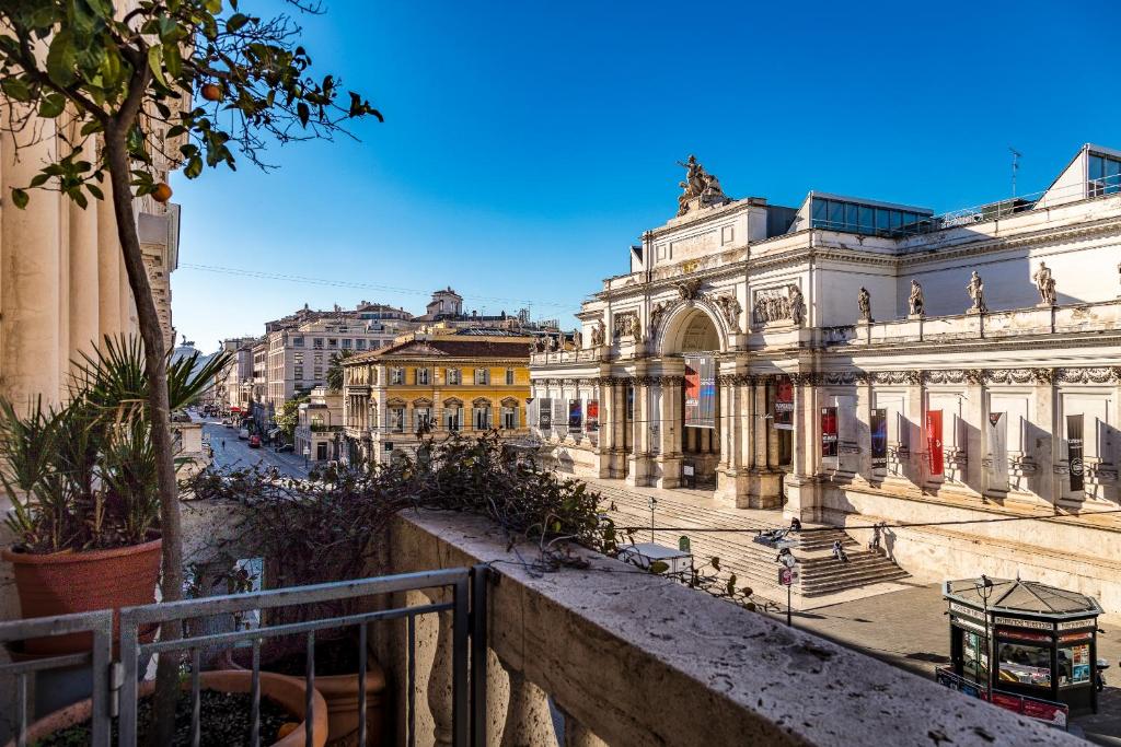 ローマにあるホテル ジオッリ ナツィオナーレのバルコニーから市街の景色を望めます。