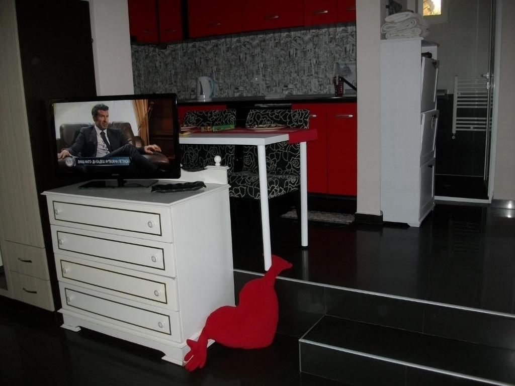 A kitchen or kitchenette at Black&Red Apartment