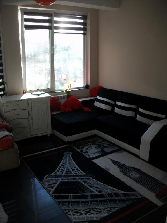 A seating area at Black&Red Apartment