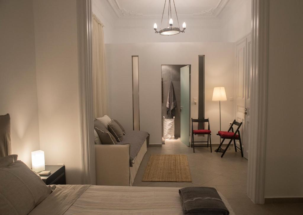 アテネにあるAthenian Neoclassical Apartmentのベッドルーム1室(ベッド1台付)、リビングルームが備わります。