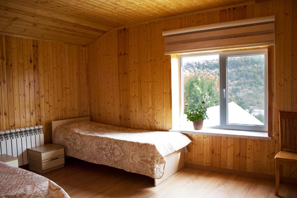 sypialnia z łóżkiem i oknem w obiekcie Villa Premium Qusar w mieście Qusar