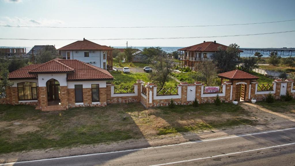 una casa con una valla a un lado de la carretera en Karavan-Saray Mizhvodne en Mizhvodne
