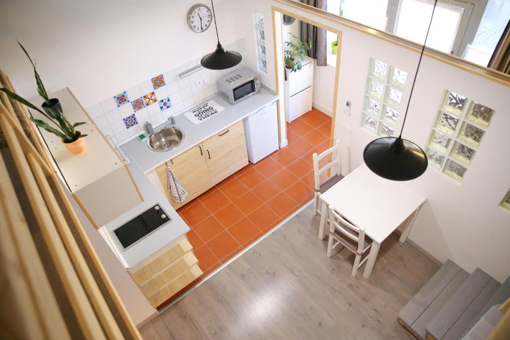 an overhead view of a kitchen and dining room at Macskakő Apartman in Eger