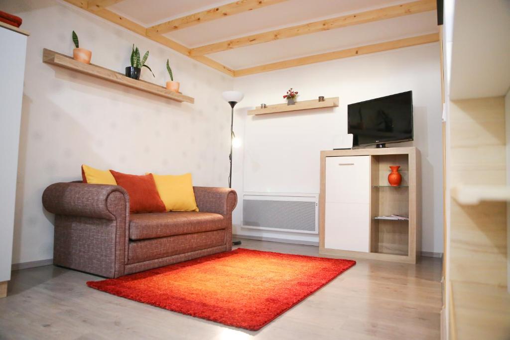 TV a/nebo společenská místnost v ubytování Macskakő Apartman