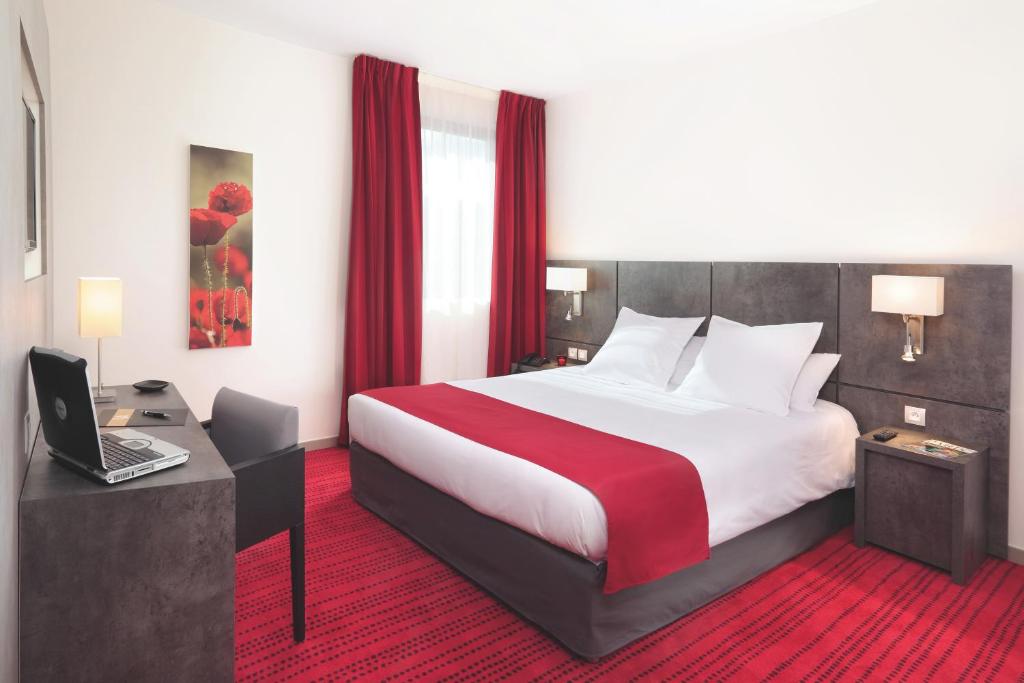 מיטה או מיטות בחדר ב-Appart'City Confort Grenoble Inovallée
