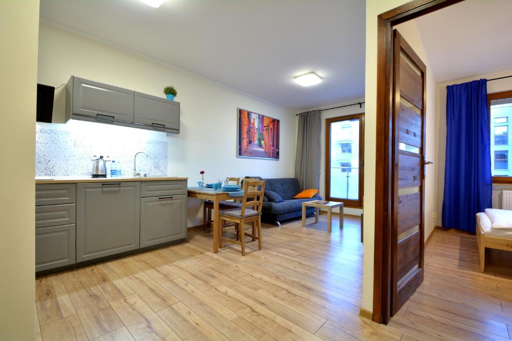 A kitchen or kitchenette at Apartament Bema 38