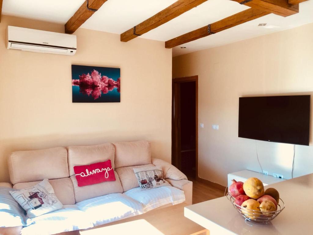 sala de estar con sofá y TV de pantalla plana en Apartamento Hipódromo, en Mérida