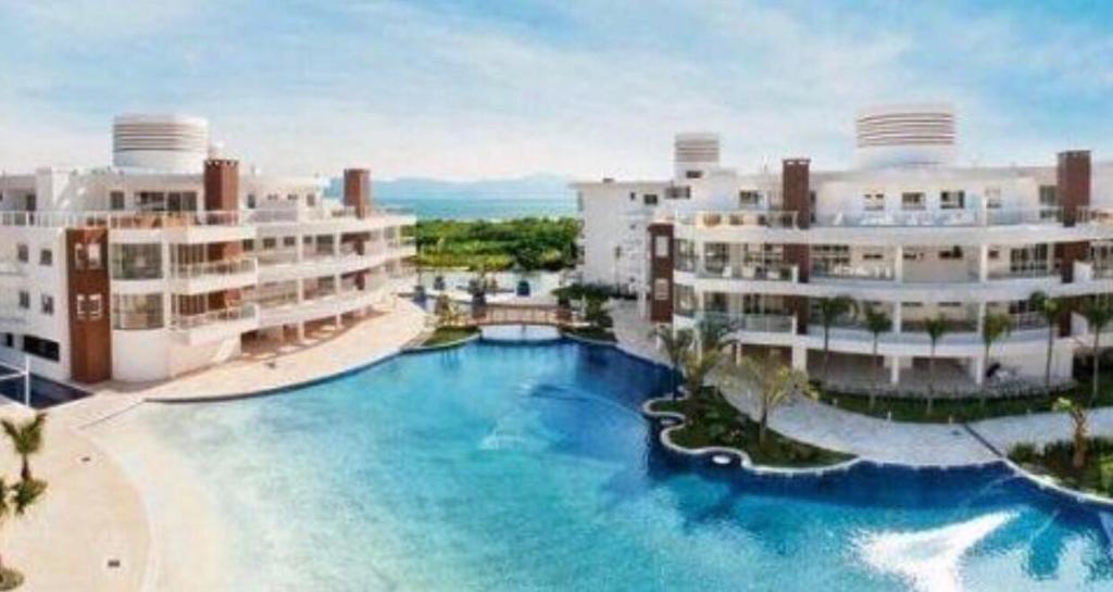 una vista aerea di una piscina di fronte agli edifici di Cobertura magnífica frente mar a Florianópolis