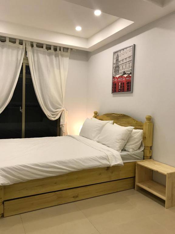 a bedroom with a bed and a window at Umali Kayo at Megatower Residences II in Baguio