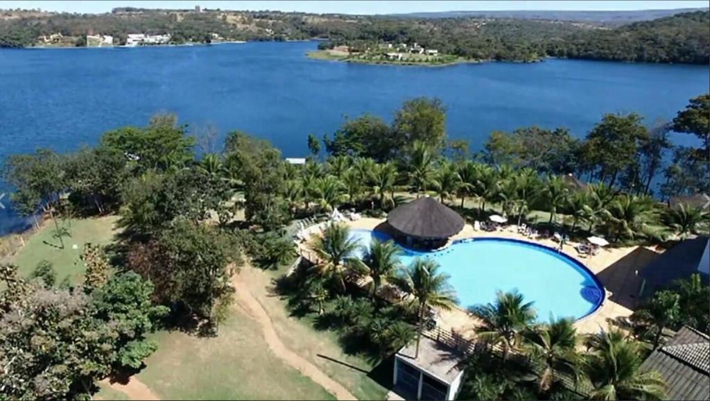 una vista aérea de un complejo con piscina en Pontal do Lago Flat, en Caldas Novas