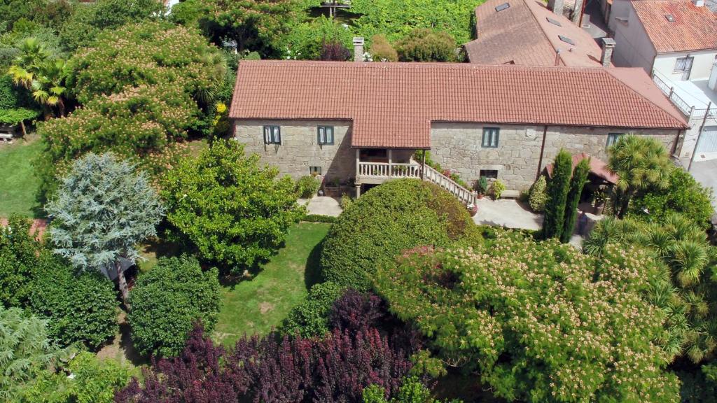 uma vista aérea de uma casa com árvores e arbustos em Casa da Torre em Valga