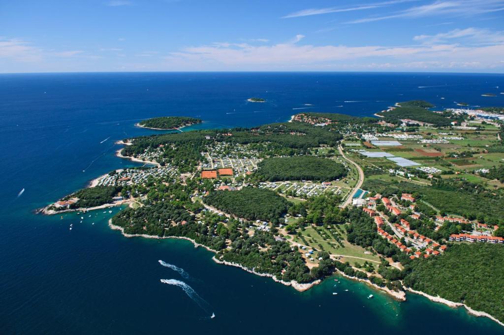 una vista aerea di una piccola isola nell'oceano di Koversada Villas Naturist Park a Vrsar