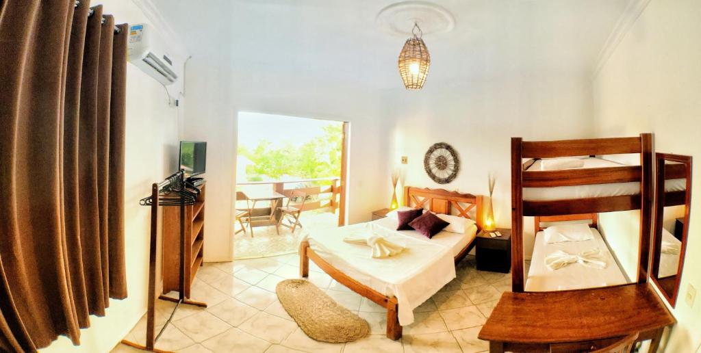 ジェリコアコアラにあるVilla Guarani Jeriのベッドルーム1室(ベッド1台、椅子1脚付)