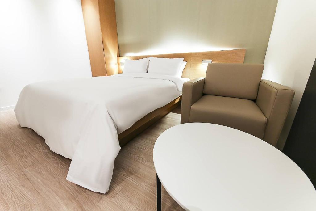 Postel nebo postele na pokoji v ubytování Golden River Hotel