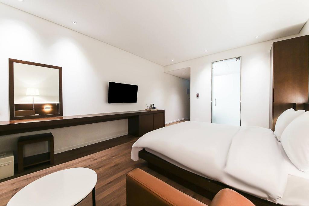 TV a/nebo společenská místnost v ubytování Golden River Hotel