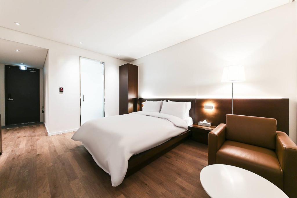 Postel nebo postele na pokoji v ubytování Golden River Hotel