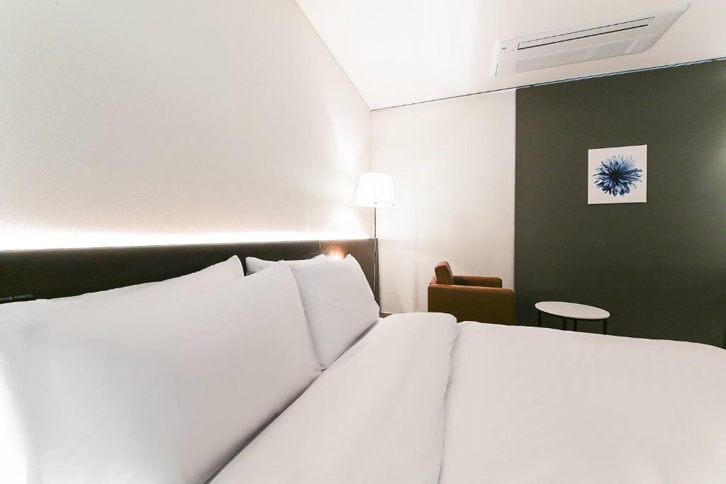 Postel nebo postele na pokoji v ubytování Golden River Hotel