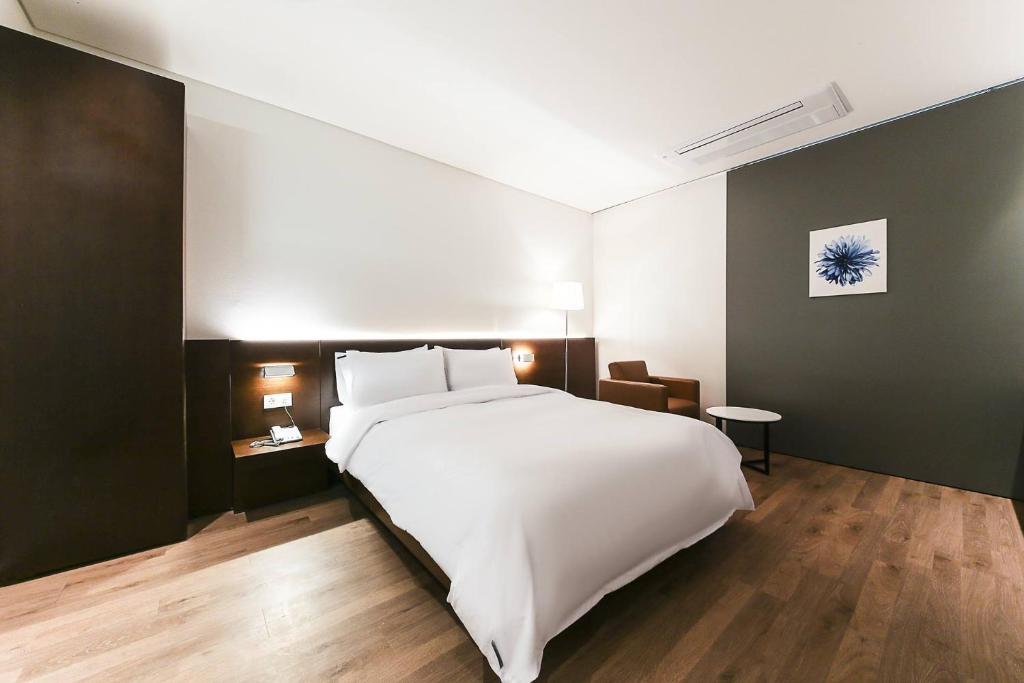 Postel nebo postele na pokoji v ubytování Golden River Hotel