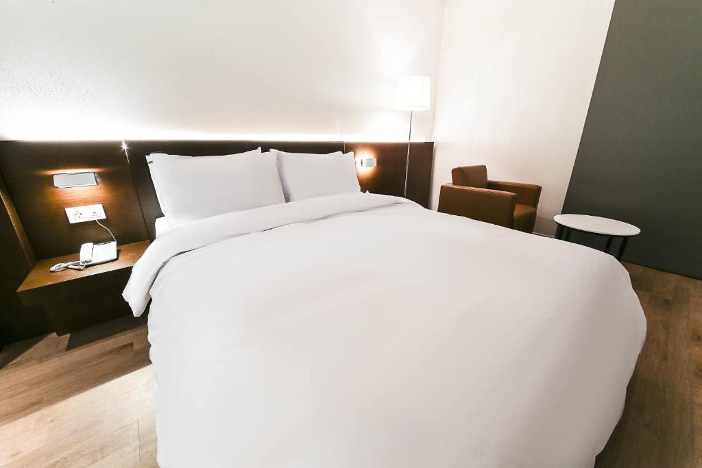 Postel nebo postele na pokoji v ubytování Golden River Hotel
