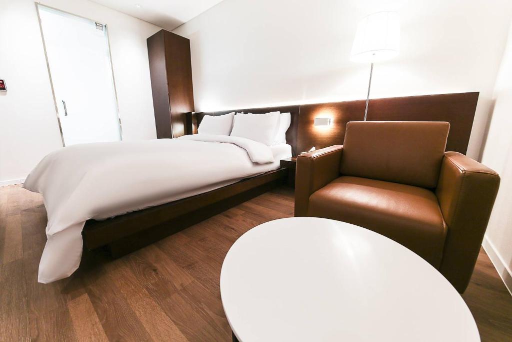 Postel nebo postele na pokoji v ubytování Golden River Hotel