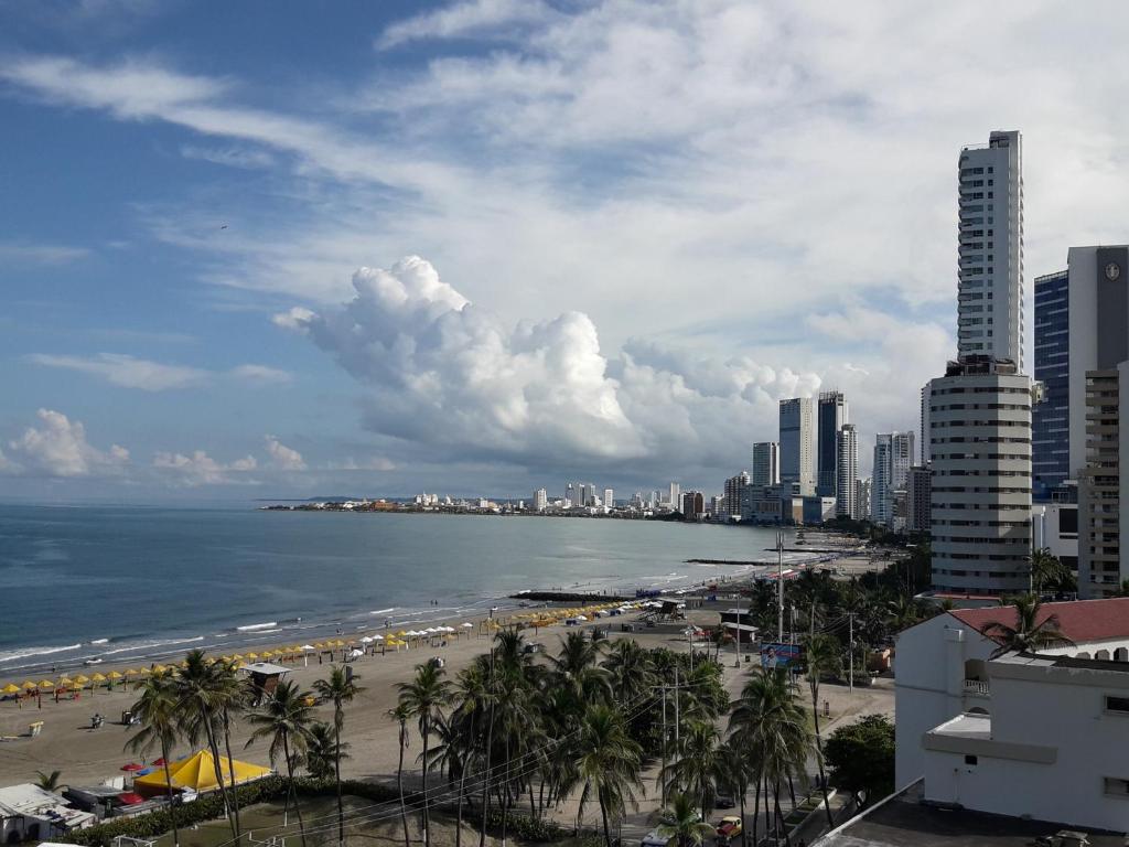 a view of a beach with buildings and the ocean at Hermosa vista Mar in Cartagena de Indias