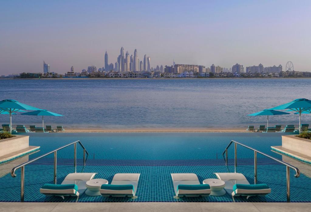 Bazén v ubytování The Retreat Palm Dubai MGallery by Sofitel nebo v jeho okolí
