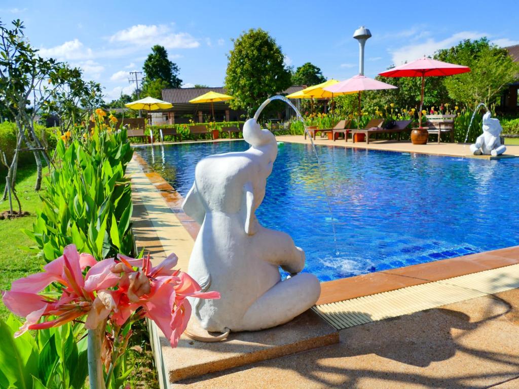 สระว่ายน้ำที่อยู่ใกล้ ๆ หรือใน Sawasdee Sukhothai Resort