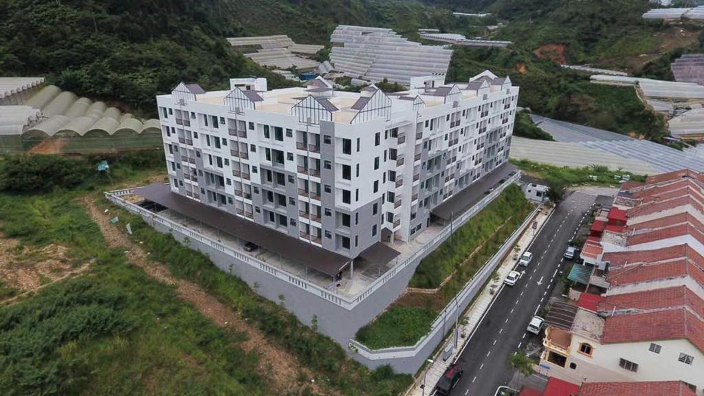 - une vue aérienne sur un grand bâtiment blanc dans l'établissement Sekata Apartment, à Cameron Highlands