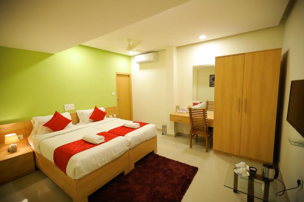 Postel nebo postele na pokoji v ubytování Prime Palace Hotel - MG Road