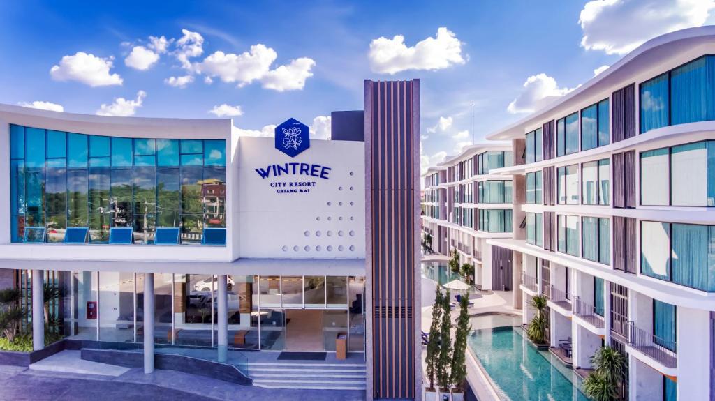 una imagen de un edificio con un cartel de propiedades invernales en Wintree City Resort en Chiang Mai